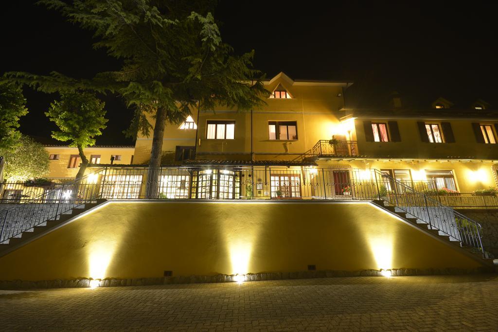Hotel Pineta Ristorante Country House In Fabriano Campodonico  Екстериор снимка