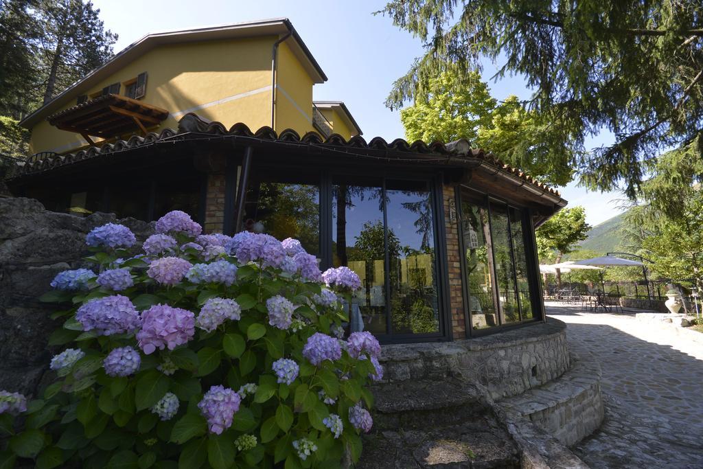Hotel Pineta Ristorante Country House In Fabriano Campodonico  Екстериор снимка